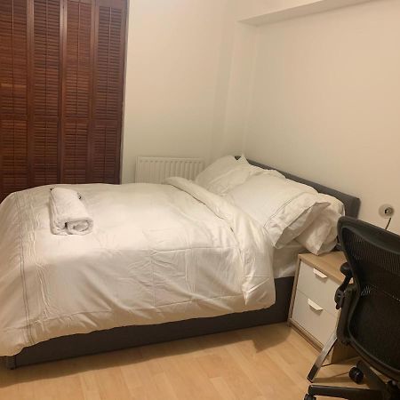 Lovely Room, Free Parking In Private Gated Place London Kültér fotó