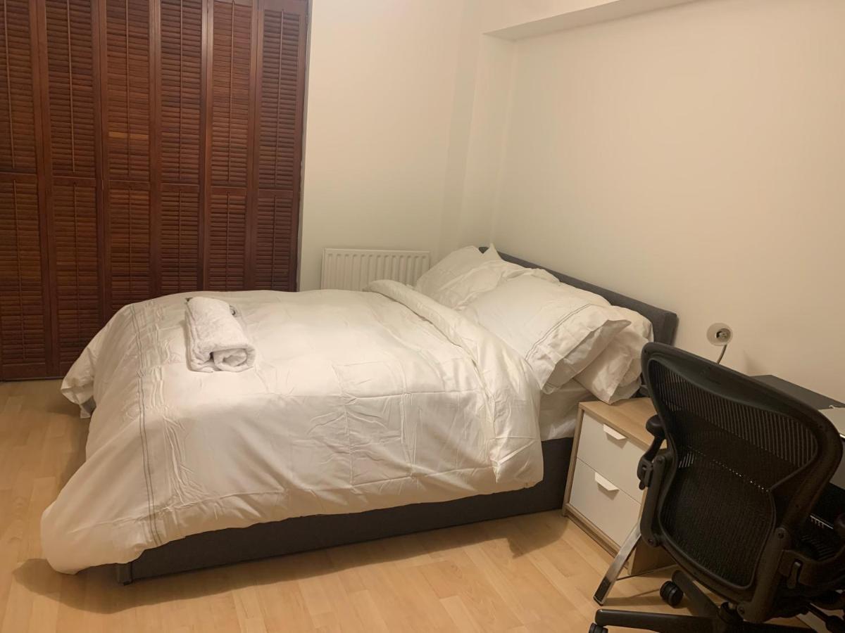 Lovely Room, Free Parking In Private Gated Place London Kültér fotó